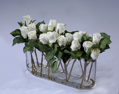 Композиция Розы белые в дизайн-стекле с водой. Высота 33, длина 38